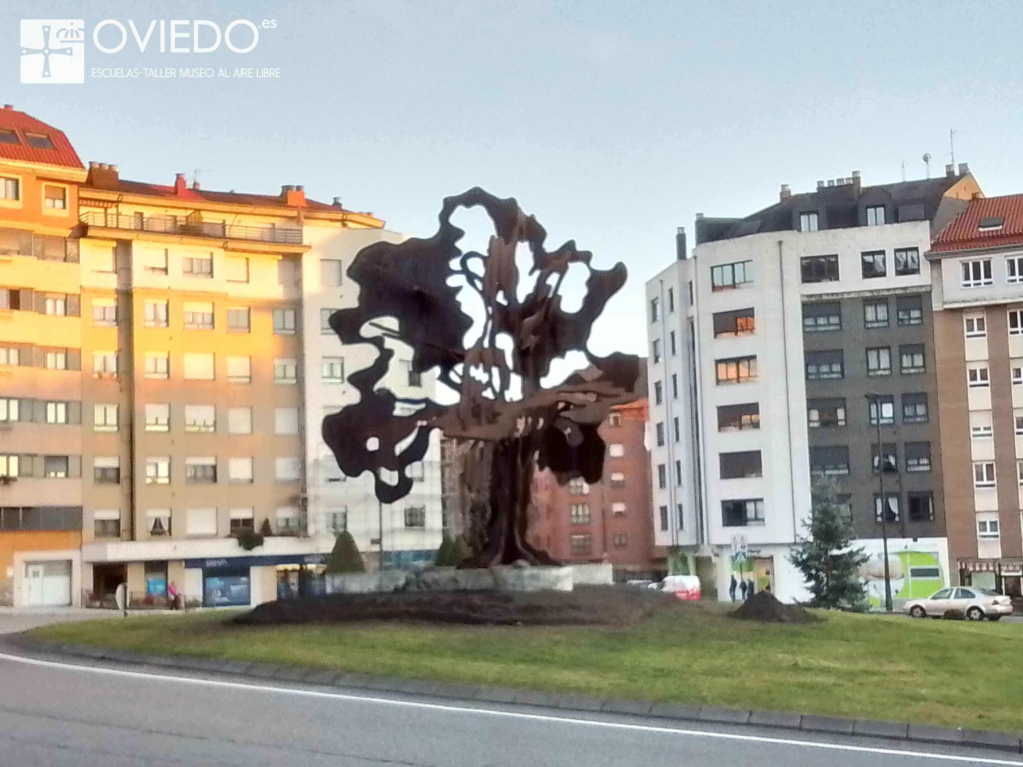 Escultura Monumento al Roble